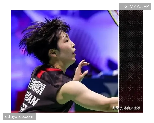 刷到山口茜家的照片，训练鞋摞在沙发边，名牌包随手一丢，这生活差距我承受不住